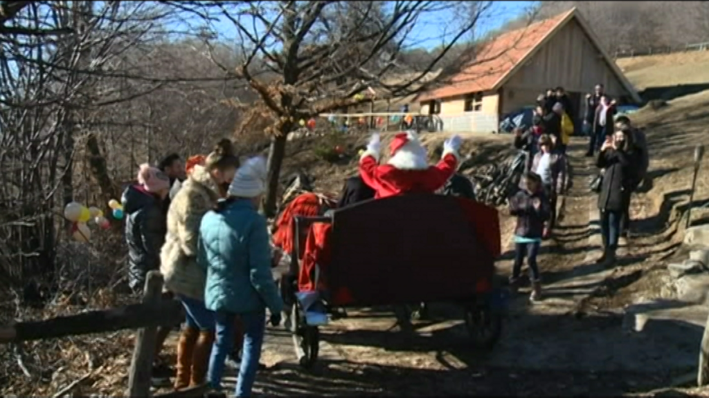 Učenici Škole za odgoj, obrazovanje i rehabilitaciju osoba sa poteškoćama družili se sa životinjama i Deda Mrazom